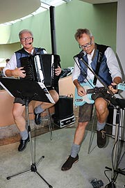 Musikalische Unterstützung durch Cathy Hummels Vater Freddy (re,) zusammenmit Harry (li.) bei der Catherine Hummels by Angermaier Kollektion  (©Foto:Martin Schmitz)